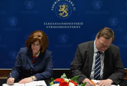 DCM Susan Elbow from the U.S. Embassy and Director General of the Ministry for Foreign Affairs Jouni Mölsä signing the deed of the Fulbright Finland Foundation at the Ministry for Foreign Affairs