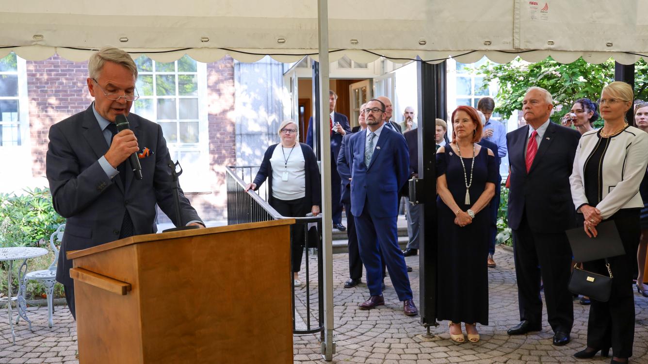 Minister for Foreign Affairs Pekka Haavisto delivering his special remarks at the U.S. Embassy reception. Ambassador Pence and Fulbright Finland CEO Terhi Mölsä in the background