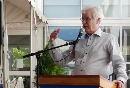 Dr. Bengt Holmström giving a speech at the Friends of Fulbright Finland event in Boston, in May 2015