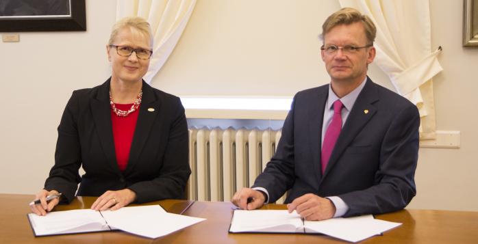 Fulbright Finland Foundation CEO Terhi Mölsä and Rector of the University of Vaasa Jari Kuusisto signing a new grant program agreement