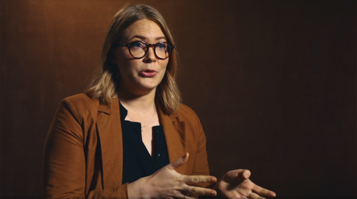 Ulla Henttonen talking, a screen shot from Yle's Suomi on amerikkalainen documentary series