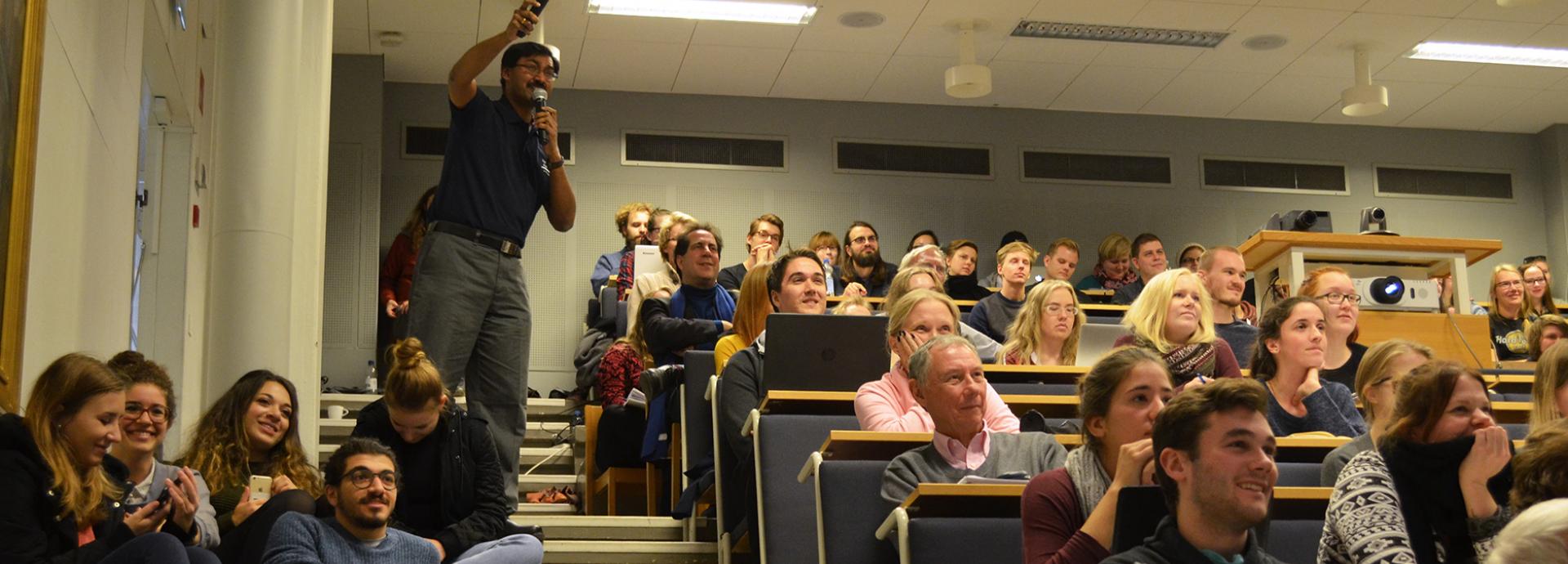 Students and faculty of the University of Turku and other American Voices seminar participants enjoying a presentations by a signing Fulbright scholar 