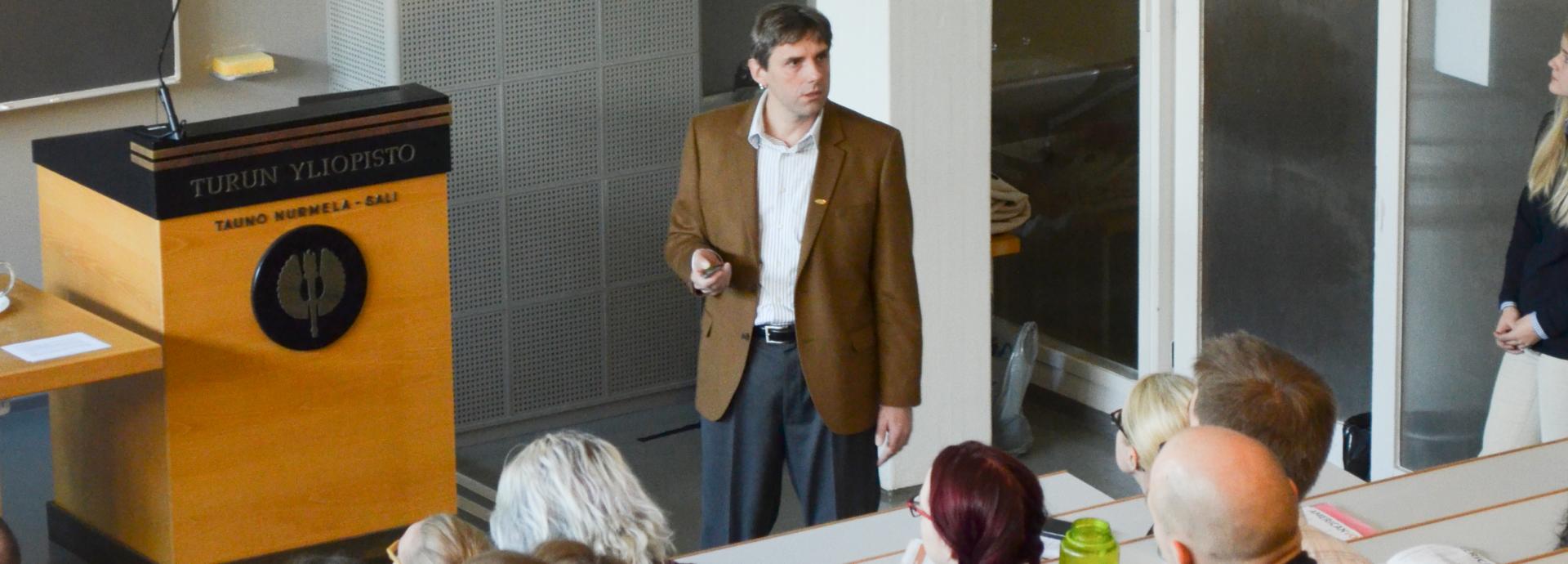 An american scholar giving a lecture at the University of Turku