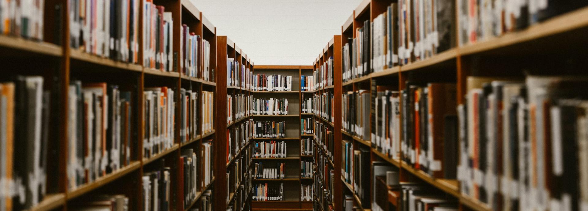 Shallow focus photography of bookshelves