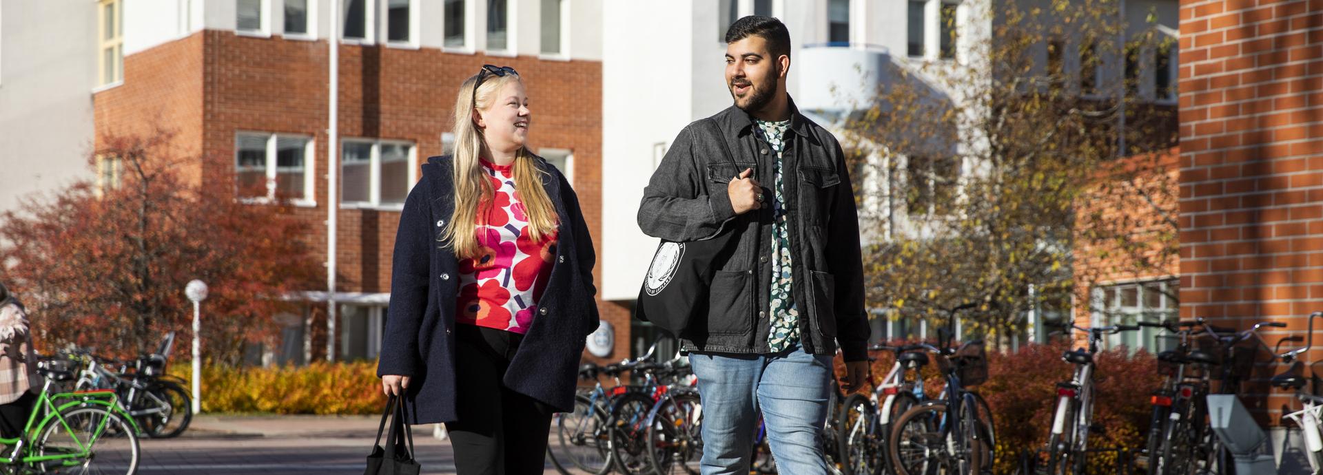 Opiskelijoita Lapin yliopiston kampuksella.