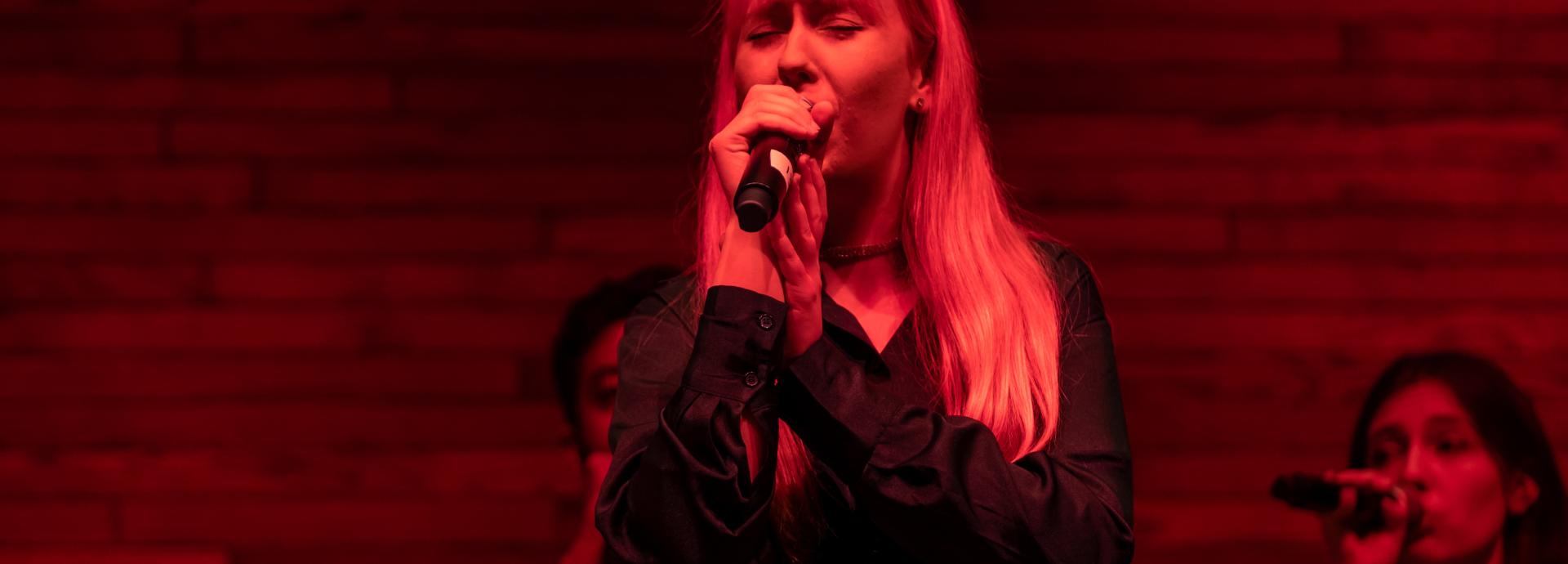 Maria Peltomäki singing acapella