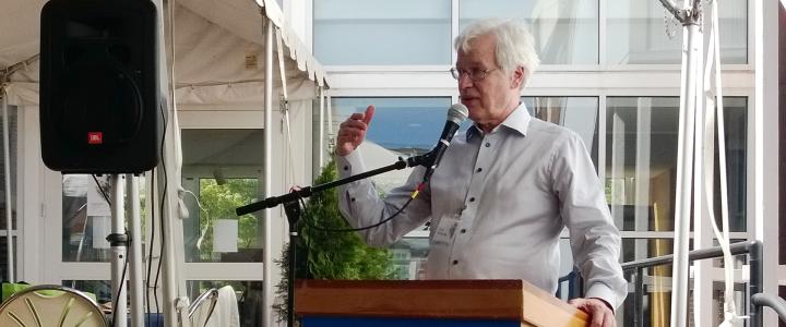 Dr. Bengt Holmström giving a speech at the Friends of Fulbright Finland event in Boston, in May 2015