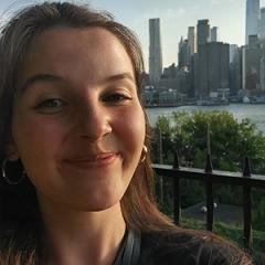 Selfie of Miina Aaltonen with NYC skyline in the background