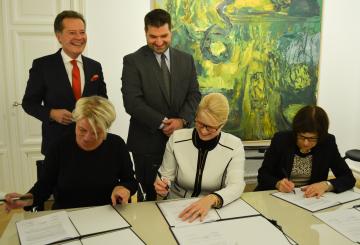 Fulbright Finland Foundation CEO Terhi Mölsä signing an agreement with Saastamoinen Foundation representatives